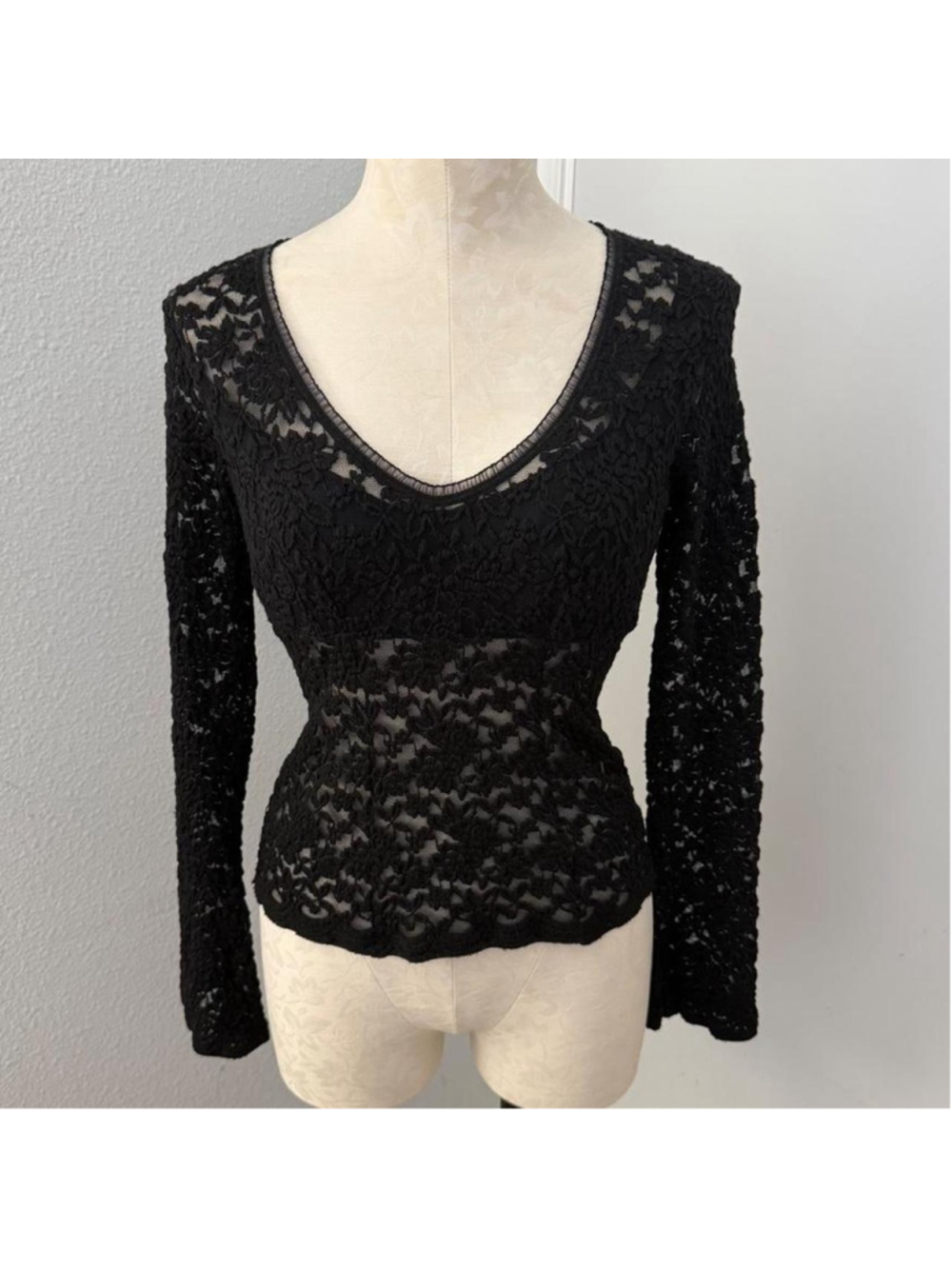 Vtg y2k I•N•C Black long sleeve lace top - Size M
